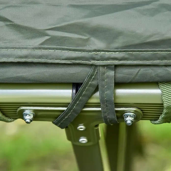 Outsunny Campingliege -  - Olivgrüner Stoffbezug mit Gurten an passendem Metallrahmen mit silbernen Schrauben befestigt.