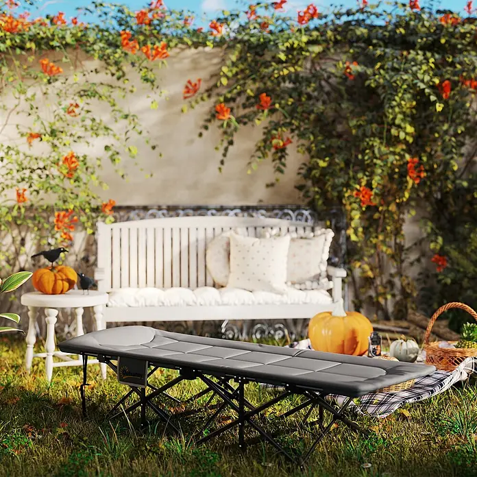 Outsunny Campingliege - Grau, Metall - Graues, gepolstertes Klappbett mit schwarzem Gestell, auf Gras im Garten aufgestellt. Perfekt für entspanntes Outdoor-Liegen.