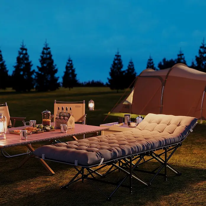 Outsunny Campingliege - Hellgrau, Metall, Klappbar - Gepolstertes graues Feldbett mit schwarzem Klappgestell in einer gedämpften Campingumgebung mit Zelt und Tisch.