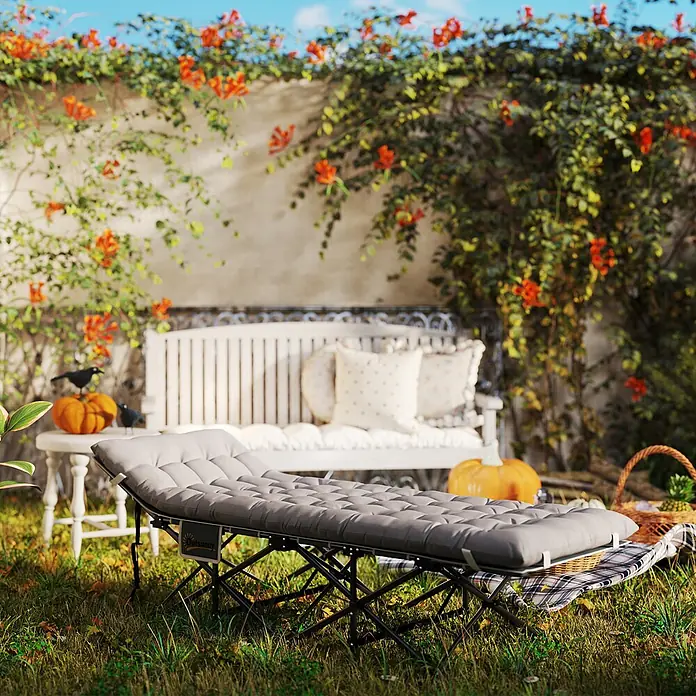 Outsunny Campingliege - Hellgrau, Metall, Klappbar - Graue gepolsterte Campingliege mit schwarzem Gestell, im Garten zur Entspannung platziert.