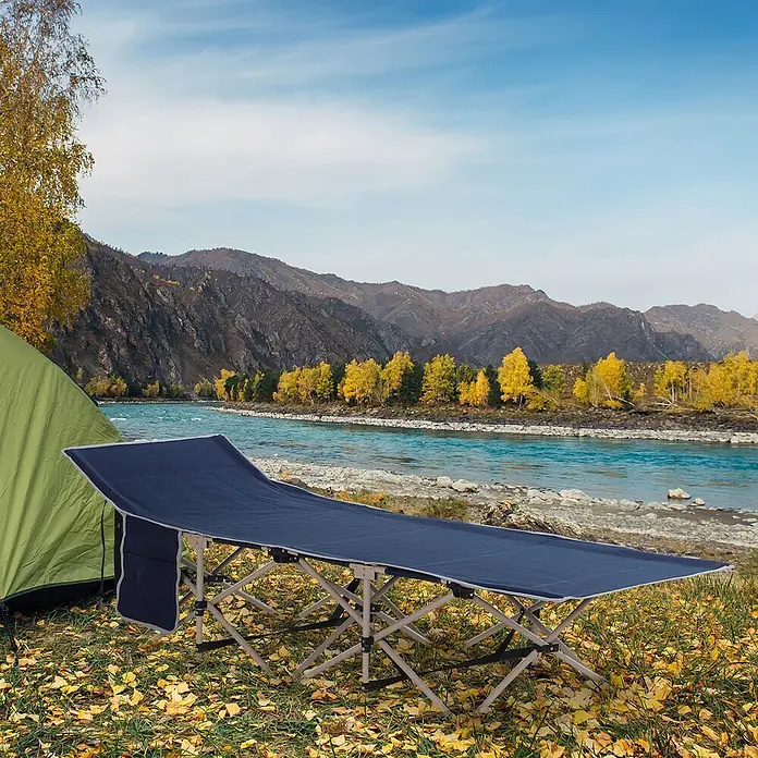 Outsunny Campingliege - Blau, Stahl - Dunkelblaues Klapp-Feldbett mit silbernem Gestell auf Gras neben einem Zelt am Fluss.