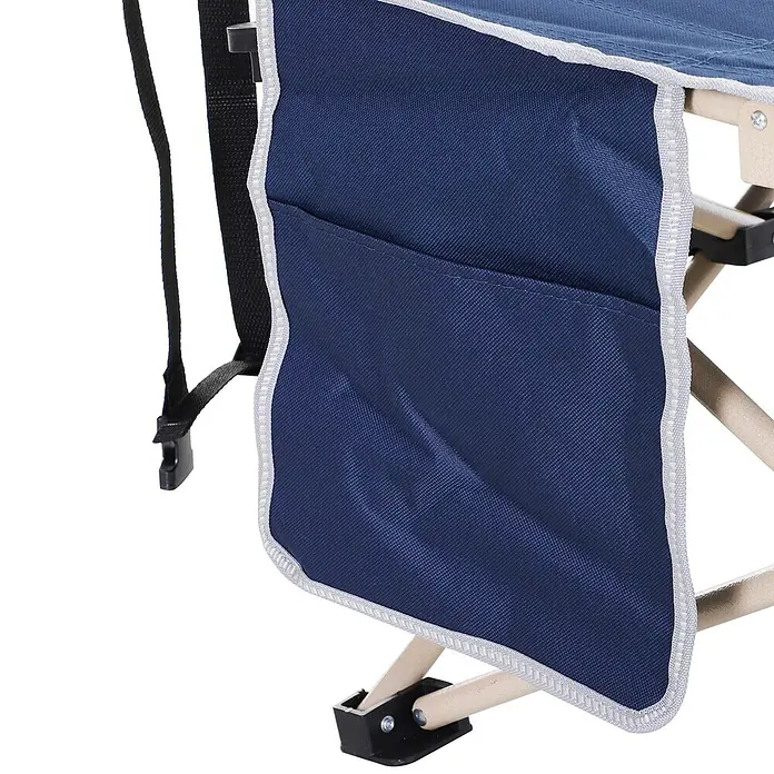 Outsunny Campingliege - Blau, Stahl - Nahaufnahme einer blauen Stoffseitentasche an einem Klappstuhl, mit hellem Gestell und schwarzem Gurt mit Schnalle.