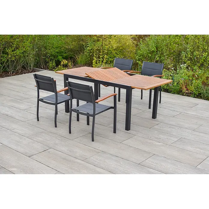 Merxx Gartentisch-Set Paxos - Gesamtumfang: 5 -tlg., L x B x H: 200 x 90 x 75 cm, Aluminium/Textil/Akazie, Stapelbar - Ausziehbarer Gartentisch mit Holzplatte und schwarzen Stühlen mit Holzarmlehnen auf einer Terrasse.