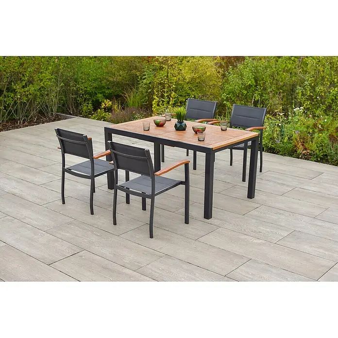 Merxx Gartentisch-Set Paxos - Gesamtumfang: 5 -tlg., L x B x H: 200 x 90 x 75 cm, Aluminium/Textil/Akazie, Stapelbar - Eine Outdoor-Essgruppe mit Holztischplatte und dunklem Metallrahmen, umgeben von sechs Stühlen mit dunklem Netz und Holzarmlehnen auf einer Terrasse.