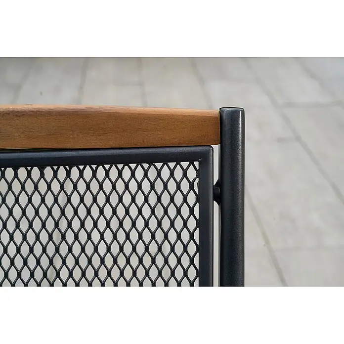 Merxx Gartentisch-Set Tilos - Gesamtumfang: 7 -tlg., Aluminium/Akazie, Klappbar - Nahaufnahme eines Möbelstücks mit brauner Holzplatte, schwarzem Metallgitter und schwarzem Metallrahmen.