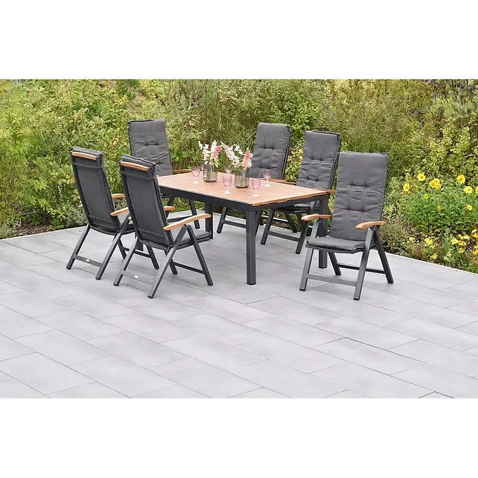 Merxx Gartentisch-Set Tilos - Gesamtumfang: 13 -tlg., Aluminium/Akazie, Klappbar - Eine Outdoor-Essgruppe mit Holztisch und sechs dunkelgrauen Stühlen mit Holzarmlehnen, auf einer Terrasse arrangiert.