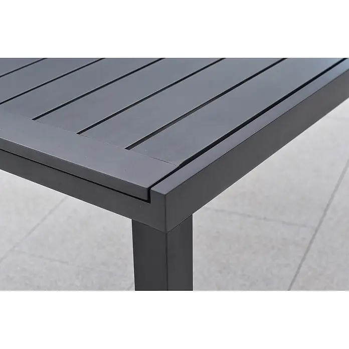 Merxx Gartentisch-Set Tilos - Gesamtumfang: 7 -tlg., Aluminium/Akazie, Klappbar - Dunkelgrauer Metalltisch mit Lattenrostplatte und robusten Vierkantbeinen, aus Eckperspektive gezeigt.