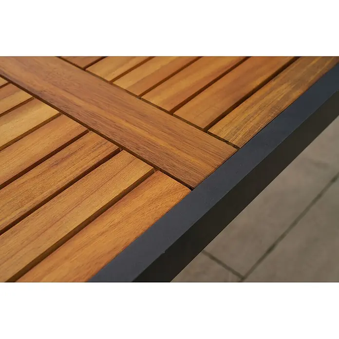 Merxx Gartentisch-Set Tilos - Gesamtumfang: 5 -tlg., Aluminium/Akazie, Klappbar - Nahaufnahme einer braunen Holzlattenoberfläche mit dunkelgrauem Metallrahmen, vermutlich ein Möbelstück.