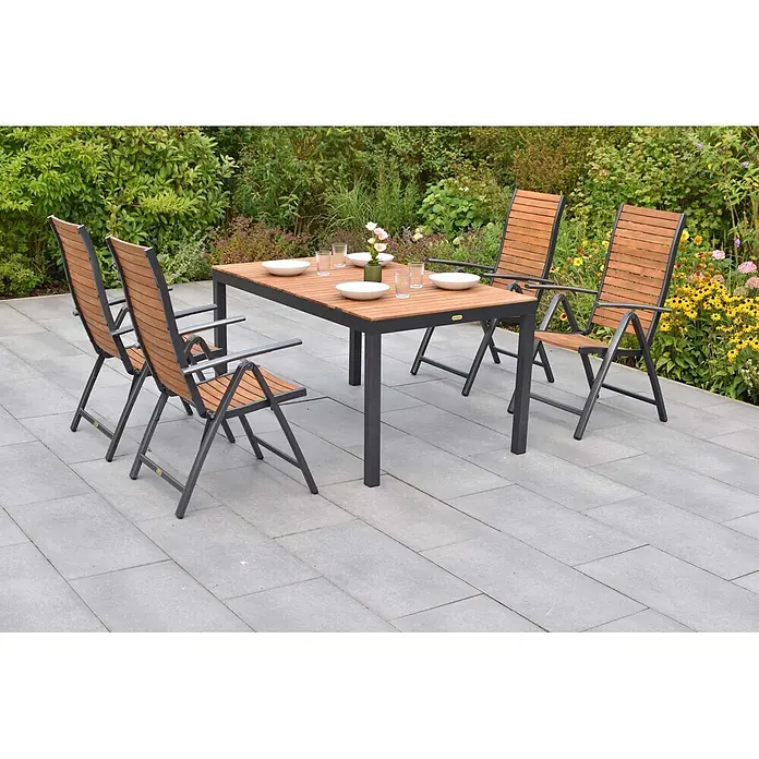 Merxx Gartentisch-Set Santorin - Gesamtumfang: 5 -tlg., Aluminium/Akazie, Klappbar - Garten-Esstischgruppe mit rechteckigem Lattentisch und vier klappbaren Lattenstühlen, dunkelgrauem Metallgestell, auf einer Terrasse.