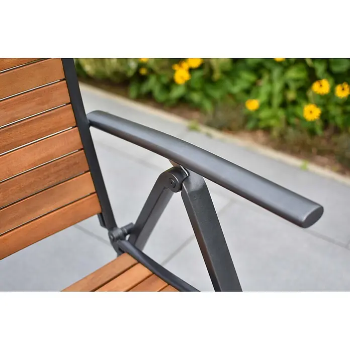 Merxx Gartentisch-Set Santorin - Gesamtumfang: 5 -tlg., Aluminium/Akazie, Klappbar - Nahaufnahme eines Gartenstuhls mit braunen Holzlatten und einer dunkelgrauen Metallarmlehne, im Freien.