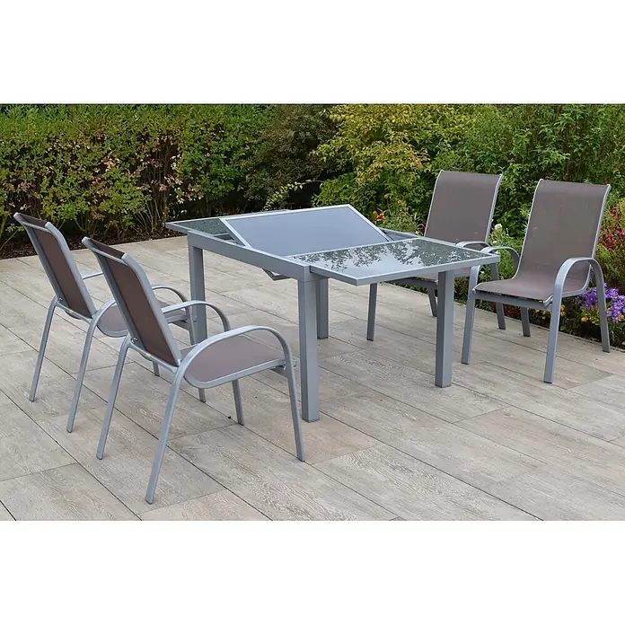 Merxx Gartentisch-Set Amalfi - Gesamtumfang: 5 -tlg., Aluminium/Textil, Stapelbar - Gartenset: ausziehbarer grauer Tisch mit Glasplatte, vier Stühle mit grauem Gestell und braunen Netzsitzen, auf einer Terrasse.