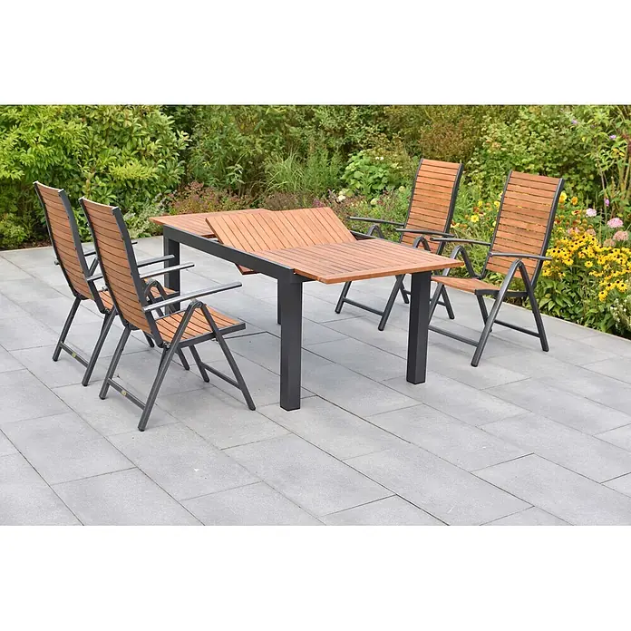 Merxx Gartentisch-Set Santorin - Gesamtumfang: 5 -tlg., Aluminium/Akazie, Klappbar - Ausziehbarer Gartentisch mit Holzlattenplatte und anthrazitfarbenem Metallgestell, dazu vier Klappstühle auf einer Terrasse.