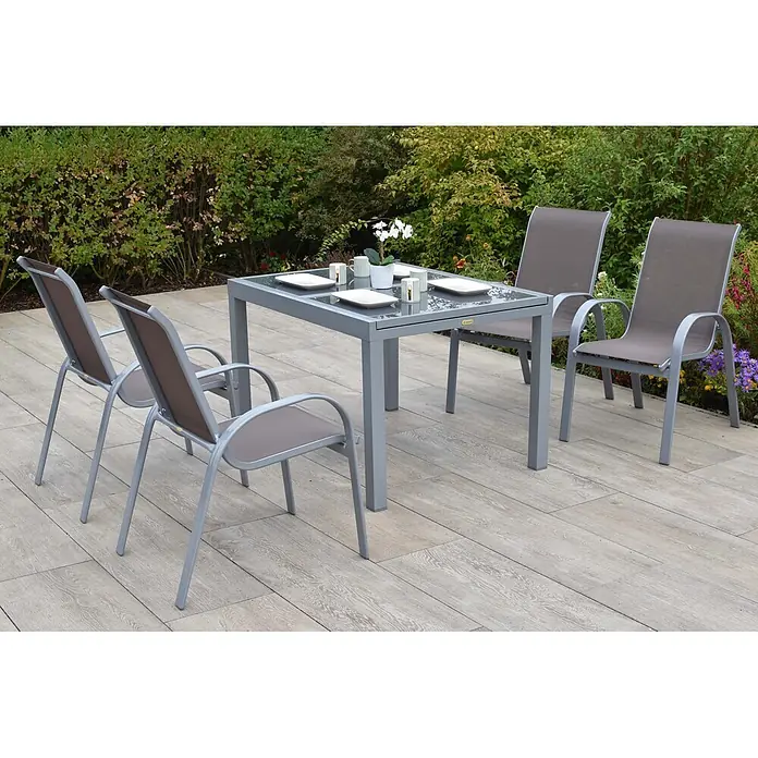 Merxx Gartentisch-Set Amalfi - Gesamtumfang: 5 -tlg., Aluminium/Textil, Stapelbar - Graues Aluminium-Gartenset mit vier braunen Schlingstühlen auf einer Terrasse, zum Speisen bereit.