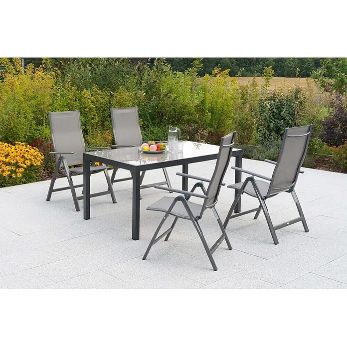 Merxx Gartentisch-Set Carrara - Gesamtumfang: 5 -tlg., L x B x H: 150 x 90 x 72 cm, Aluminium/Textil, Klappbar - Graues Outdoor-Essset: Glastisch und vier Stühle auf einer Terrasse.
