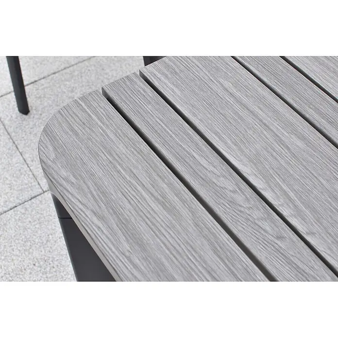 Merxx Gartentisch-Set Pisa - Gesamtumfang: 7 -tlg., Aluminium/Textil, Stapelbar - Graue Lamellenoberfläche mit Holzmaserung, Teil eines Gartentisches oder einer Bank.