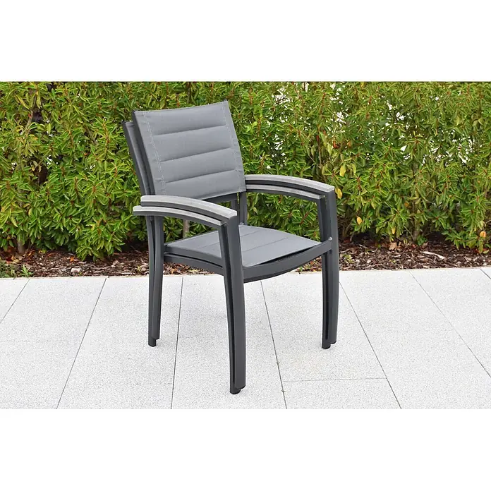 Merxx Gartentisch-Set Pisa - Gesamtumfang: 7 -tlg., Aluminium/Textil, Stapelbar - Grauer Outdoor-Stuhl mit Metallrahmen und hellen Armlehnen auf Terrassenfliesen.