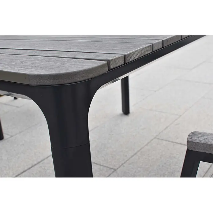 Merxx Gartentisch-Set Pisa - Gesamtumfang: 7 -tlg., Aluminium/Textil, Stapelbar - Nahaufnahme eines modernen Gartentisches mit grauer Lattenplatte und dunklem Metallgestell.