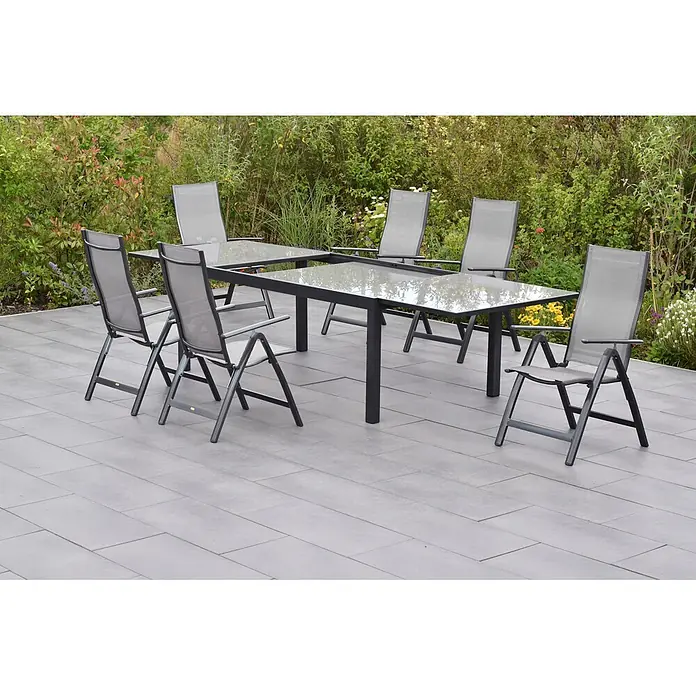 Merxx Gartentisch-Set Carrara - Gesamtumfang: 7 -tlg., L x B x H: 300 x 110 x 75 cm, Aluminium/Textil, Klappbar - Graues Outdoor-Esstisch-Set mit Glasplatte und sechs Stühlen auf einer Terrasse.