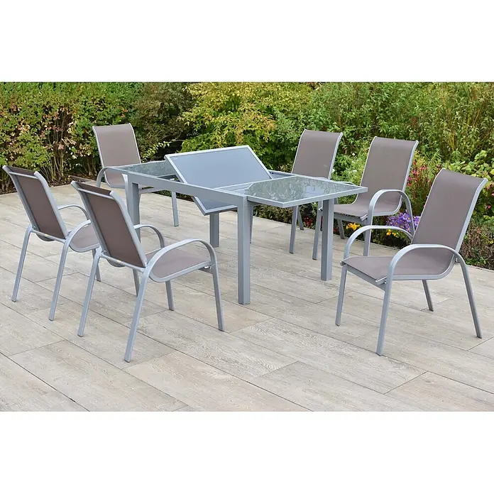 Merxx Gartentisch-Set Amalfi - Gesamtumfang: 7 -tlg., L x B x H: 160 x 81 x 76 cm, Aluminium/Textil, Stapelbar - Ausziehbarer grauer Metall-Terrassen-Esstisch mit Glasplatte und sechs taupefarbenen Stoffstühlen.