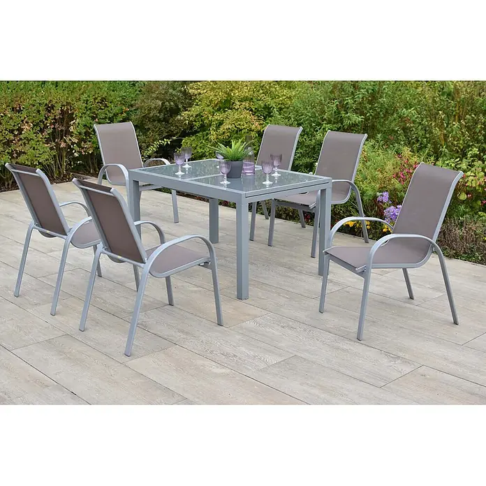 Merxx Gartentisch-Set Amalfi - Gesamtumfang: 7 -tlg., L x B x H: 160 x 81 x 76 cm, Aluminium/Textil, Stapelbar - Eine Outdoor-Essgruppe aus grauem Metall und taupefarbenem Stoff mit Glastisch und sechs Stühlen auf einer Terrasse.