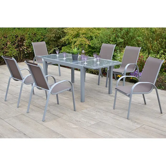 Merxx Gartentisch-Set Amalfi - Gesamtumfang: 7 -tlg., L x B x H: 160 x 81 x 76 cm, Aluminium/Textil, Stapelbar - Outdoor-Essgruppe mit hellgrauem Metalltisch und Stühlen mit taupefarbenen Stoffbezügen, Glasplatte, auf einer Terrasse.