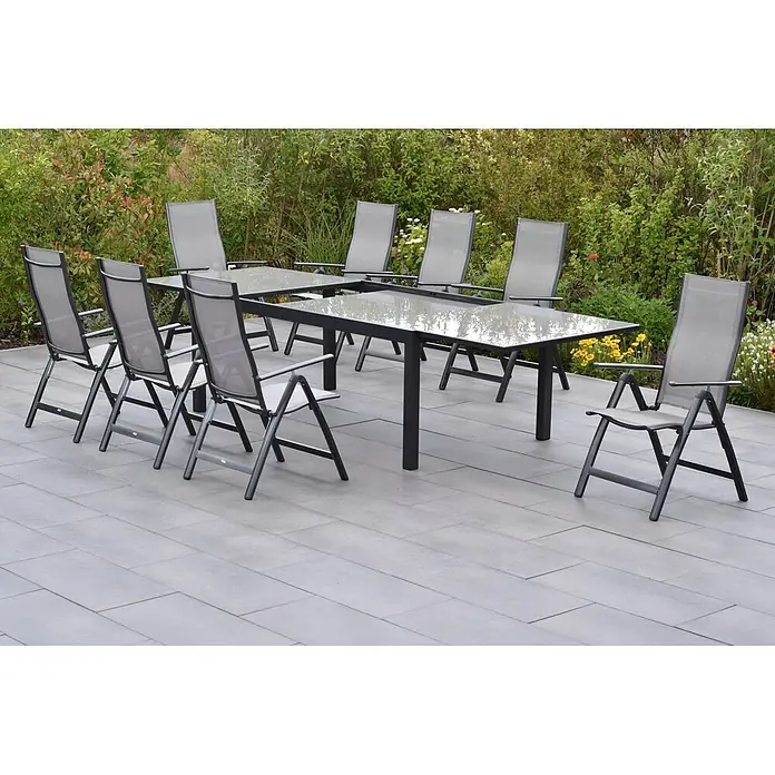 Merxx Gartentisch-Set Carrara - Gesamtumfang: 9 -tlg., L x B x H: 300 x 110 x 75 cm, Aluminium/Textil, Klappbar - Verstellbare graue Outdoor-Stühle mit Netzbespannung und dunkler Metalltisch mit Glasplatte auf einer Terrasse.