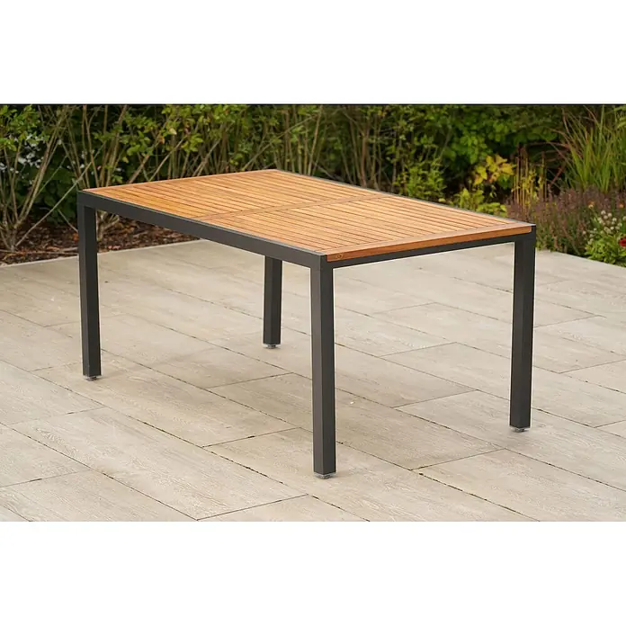 Merxx Gartentisch-Set Tilos - Gesamtumfang: 9 -tlg., Aluminium/Akazie, Klappbar - Esstisch für den Außenbereich mit Lattenplatte aus Holz und dunkelgrauem Metallrahmen auf einer Terrasse.
