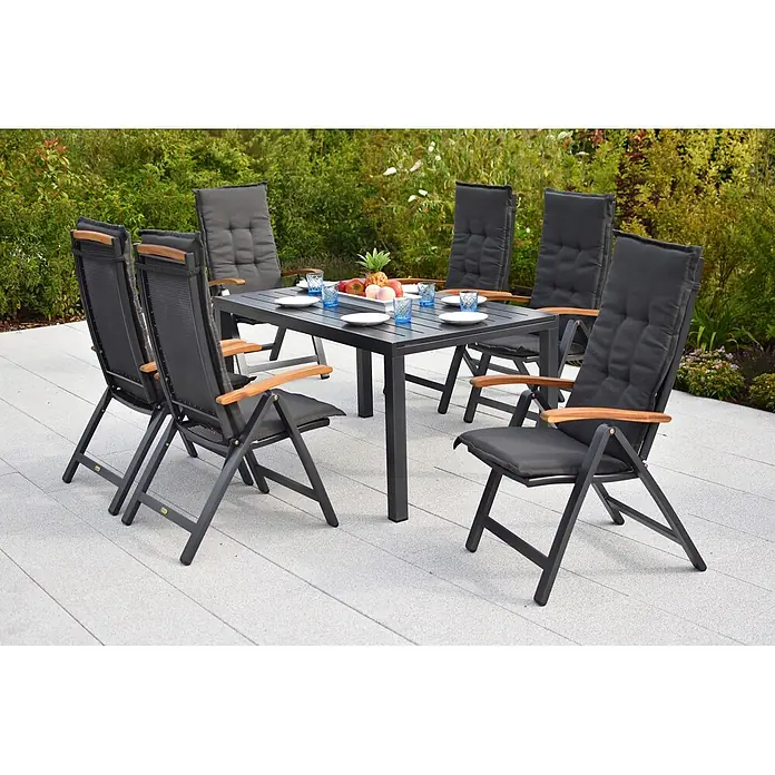 Merxx Gartentisch-Set Tilos - Gesamtumfang: 13 -tlg., Aluminium/Akazie, Klappbar - Dunkelgraue Gartenmöbelgarnitur aus Metall mit sechs Stühlen mit Holzarmlehnen und passenden Kissen, auf einer Terrasse.