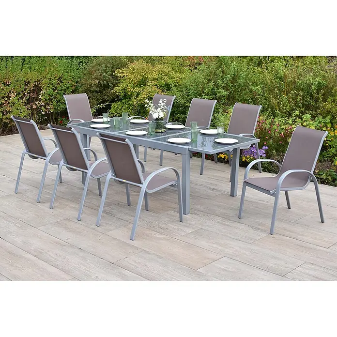 Merxx Gartentisch-Set Amalfi - Gesamtumfang: 9 -tlg., L x B x H: 180 x 100 x 75 cm, Aluminium/Textil, Stapelbar - Eine Outdoor-Essgruppe aus grauem Metall und braunem Stoff mit Glasplatte und acht Stühlen auf einer hellen Terrasse.