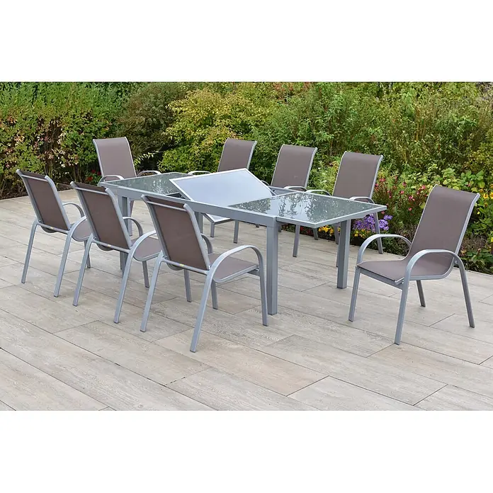 Merxx Gartentisch-Set Amalfi - Gesamtumfang: 9 -tlg., L x B x H: 180 x 100 x 75 cm, Aluminium/Textil, Stapelbar - Ausziehbarer Gartentisch aus grauem Metall und Glas mit braunen Sling-Stühlen auf einer Terrasse.