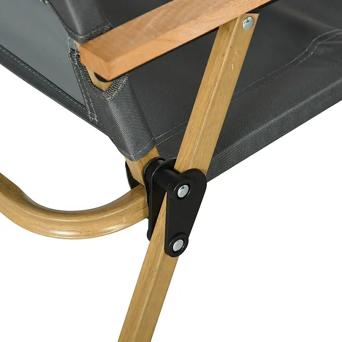 Outsunny Campingstuhl - Oxford-Stoff, Stahl, Klappbar, Dunkelgrau, B x T x H: 59 x 36 x 78 cm - Nahaufnahme eines Klappstuhls mit Naturholzrahmen, dunkelgrauem Stoffbezug und schwarzem Metallgelenk mit silberner Niete.