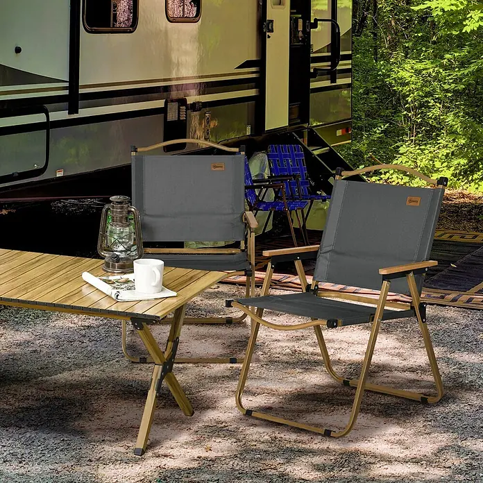 Outsunny Campingstuhl - Oxford-Stoff, Stahl, Klappbar, Dunkelgrau, B x T x H: 59 x 36 x 78 cm - Ein klappbarer Camping-Tisch aus Holzlamellen mit zwei grauen Stoff-Campingstühlen, neben einem Wohnmobil im Wald aufgestellt.