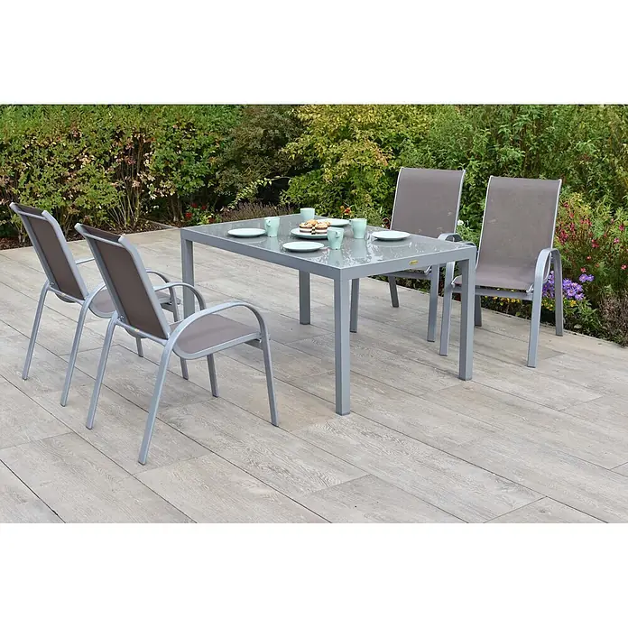 Merxx Gartentisch-Set Amalfi - Gesamtumfang: 5 -tlg., L x B x H: 150 x 82 x 77 cm, Aluminium/Textil, Stapelbar - Graue Outdoor-Essgruppe mit Tisch und vier Stühlen auf einer Terrasse, bereit für eine Mahlzeit.