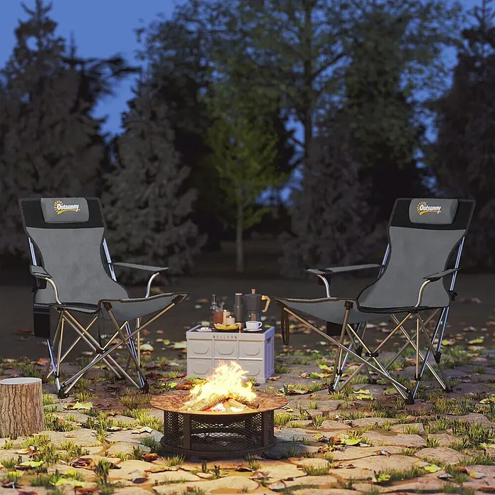 Outsunny Campingstuhl - Oxford-Gewebe, Grau - Zwei graue/schwarze Klapp-Campingstühle mit Metallrahmen stehen abends am Lagerfeuer.