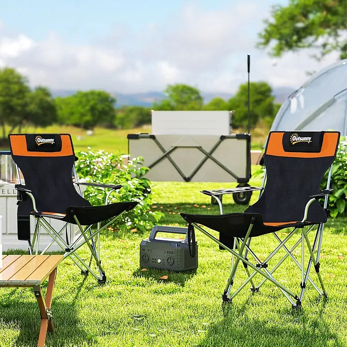 Outsunny Campingstuhl - Oxford-Gewebe, Klappbar, Dunkelgrau, Orange, B x T x H: 48 x 52,5 x 90 cm - Zwei schwarz-orange Outsunny Klapp-Campingstühle mit silbernen Gestellen, für Entspannung im Freien aufgestellt.