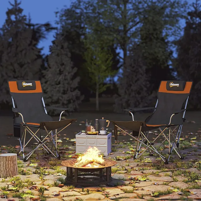 Outsunny Campingstuhl - Oxford-Gewebe, Klappbar, Dunkelgrau, Orange, B x T x H: 48 x 52,5 x 90 cm - Zwei Outsunny Klapp-Campingstühle in Dunkelgrau und Orange an einer Feuerstelle bei Nacht.