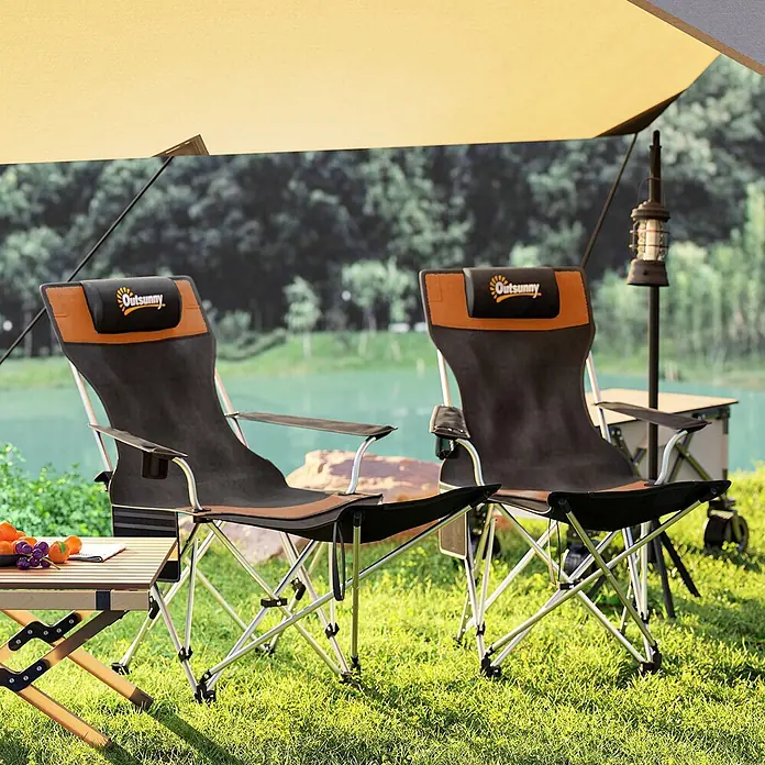 Outsunny Campingstuhl - Oxford-Gewebe, Klappbar, Dunkelgrau, Orange, B x T x H: 48 x 52,5 x 90 cm - Zwei schwarze und braune Outsunny Campingstühle mit Metallgestell, draußen neben einem Klapptisch unter einem Vordach.