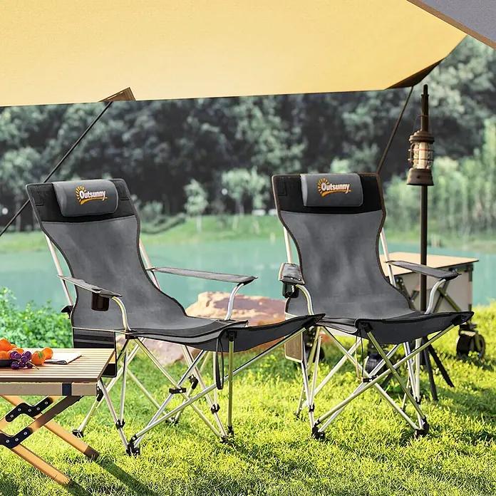 Outsunny Campingstuhl - Oxford-Gewebe, Grau - Zwei graue Outsunny Campingstühle mit schwarzen Akzenten und Metallrahmen, im Freien an einem See mit Holztisch.