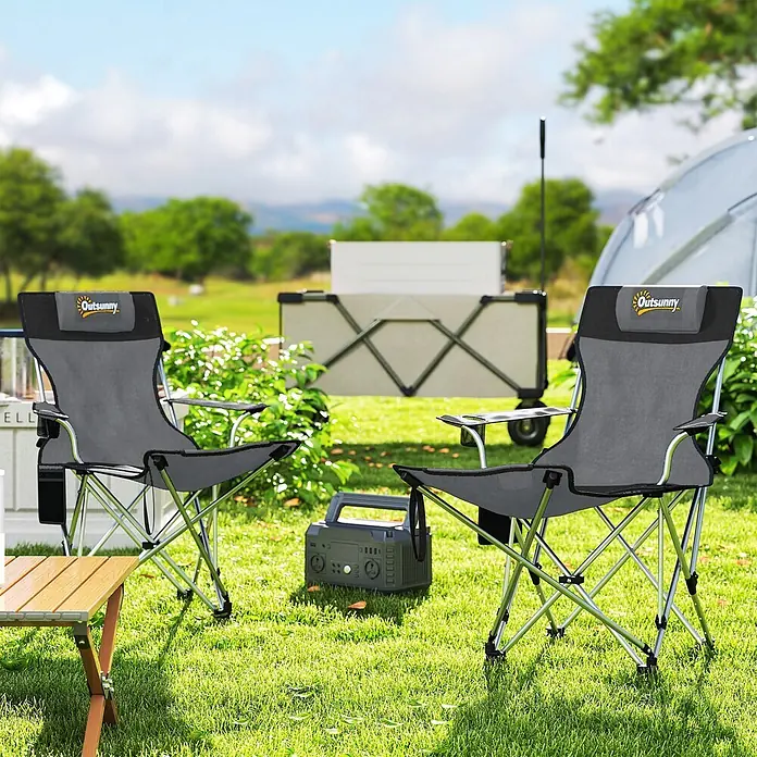Outsunny Campingstuhl - Oxford-Gewebe, Grau - Zwei graue Outsunny Campingstühle mit einer Powerstation und Holztisch im Freien.