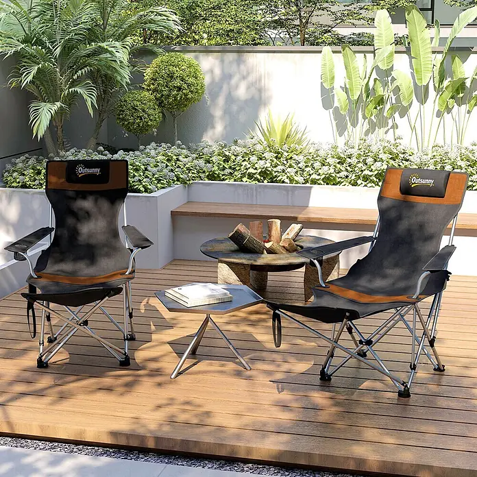 Outsunny Campingstuhl - Oxford-Gewebe, Klappbar, Dunkelgrau, Orange, B x T x H: 48 x 52,5 x 90 cm - Zwei Outsunny Klappstühle in Schwarz-Braun mit silbernen Gestellen auf einer Holzterrasse, neben einer Feuerschale und einem Beistelltisch im Freien.