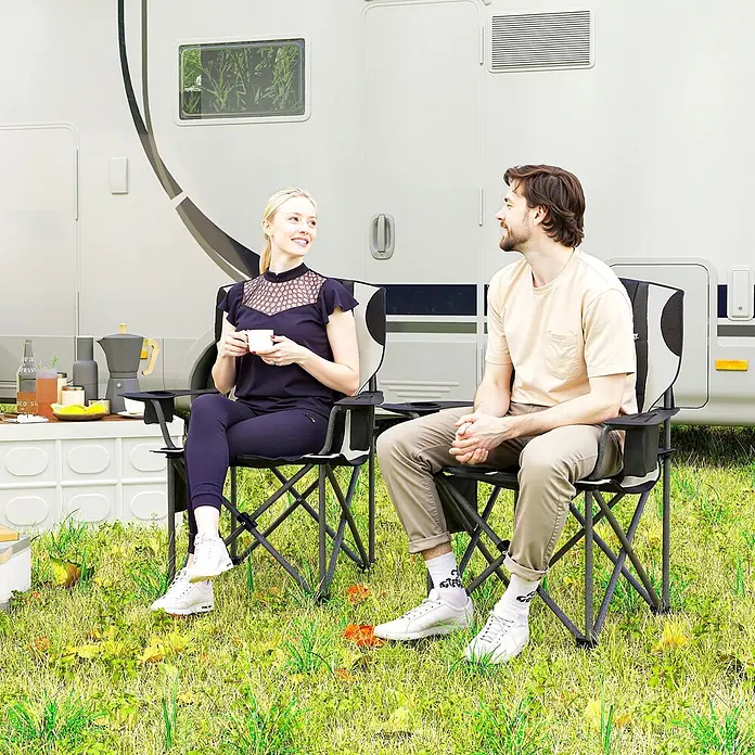 Outsunny Campingstuhl - Oxford-Gewebe, Metall, Klappbar, Schwarz, B x T x H: 62 x 62 x 100 cm - Zwei dunkelgraue und beige klappbare Campingstühle mit Getränkehaltern, von einem Paar im Freien genutzt.