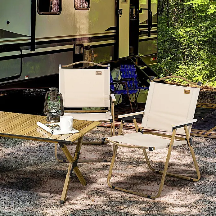 Outsunny Campingstuhl - Oxford-Stoff, Stahl, Klappbar, Khaki, B x T x H: 59 x 36 x 78 cm - Beige Klapp-Campingstühle und ein Holztisch neben einem Wohnmobil aufgestellt.