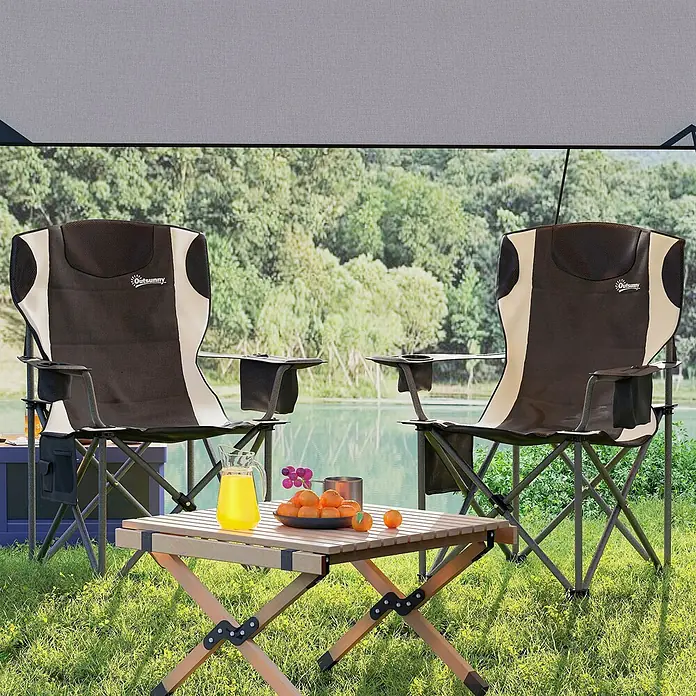 Outsunny Campingstuhl - Oxford-Gewebe, Metall, Klappbar, Schwarz, B x T x H: 62 x 62 x 100 cm - Zwei braun-beige Klapp-Campingstühle und ein hölzerner Klapptisch, im Freien an einem See aufgestellt.