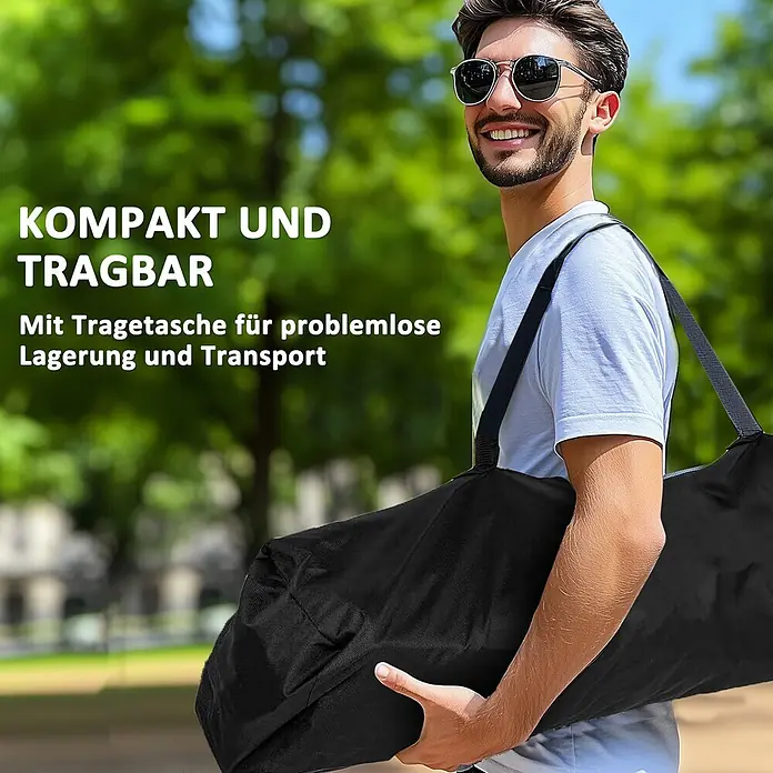 Outsunny Campingstuhl - Oxford-Gewebe, Metall, Klappbar, Schwarz, B x T x H: 62 x 62 x 100 cm - Ein Mann trägt eine schwarze, tragbare Tasche über der Schulter, was das kompakte Design und den einfachen Transport zeigt.