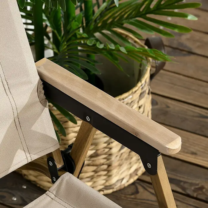 Outsunny Campingstuhl - Oxford-Stoff, Stahl, Klappbar, Khaki, B x T x H: 59 x 36 x 78 cm - Stuhlarmlehne mit beigem Stoff, Holzplatte und schwarzem Metallrahmen, auf einer Holzterrasse.
