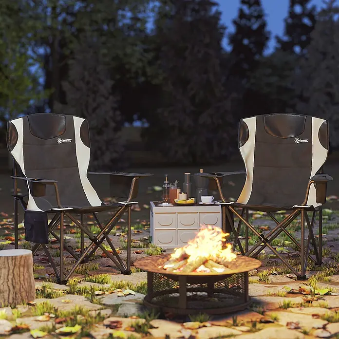 Outsunny Campingstuhl - Oxford-Gewebe, Metall, Klappbar, Schwarz, B x T x H: 62 x 62 x 100 cm - Zwei schwarz-weiße klappbare Campingstühle stehen um eine Feuerschale und einen kleinen Tisch für ein abendliches Treffen im Freien.
