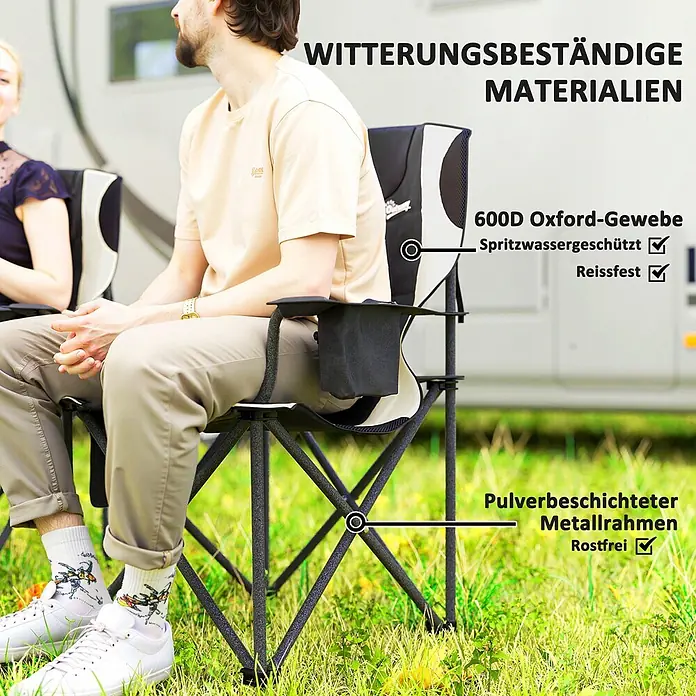 Outsunny Campingstuhl - Oxford-Gewebe, Metall, Klappbar, Schwarz, B x T x H: 62 x 62 x 100 cm - Schwarzer/beiger Klappcampingstuhl mit pulverbeschichtetem Metallrahmen, 600D Oxford-Gewebe. Spritzwassergeschützt, reißfest und rostfrei, gezeigt mit einem Mann im Freien.