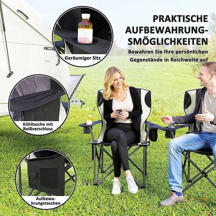 Outsunny Campingstuhl - Oxford-Gewebe, Metall, Klappbar, Schwarz, B x T x H: 62 x 62 x 100 cm - Zwei Personen sitzen draußen auf schwarzen und beigen Campingstühlen. Die Stühle haben einen geräumigen Sitz, Kühltaschen und Aufbewahrungstaschen.