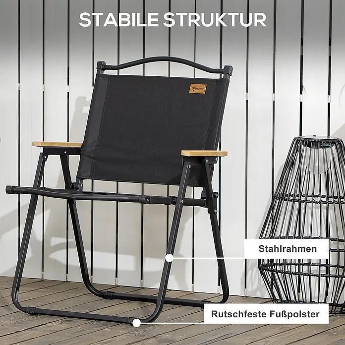Outsunny Campingstuhl - Schwarz - Schwarzer klappbarer Outdoor-Stuhl mit Stahlrahmen, Holzarmlehnen und rutschfesten Fußpolstern auf einer Holzterrasse.