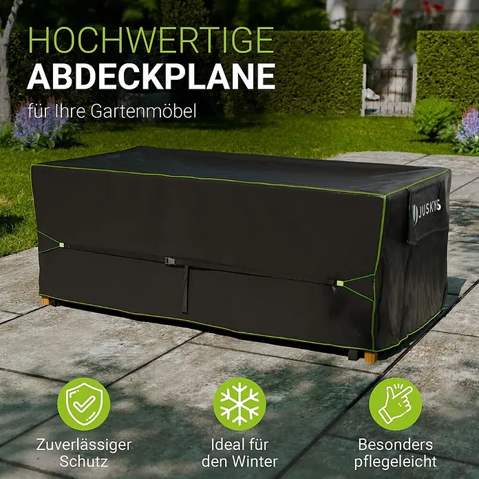 Juskys Loungemöbel-Schutzhülle CoverSafe - L x B x H: 210 x 110 x 75 cm, Material: 420D Oxford-Gewebe (100 g\m2), PU-Beschichtung, 100 g/m², schwarz - Schwarze Schutzhülle mit grünem Rand für Gartenmöbel, auf einer Terrasse im Garten.